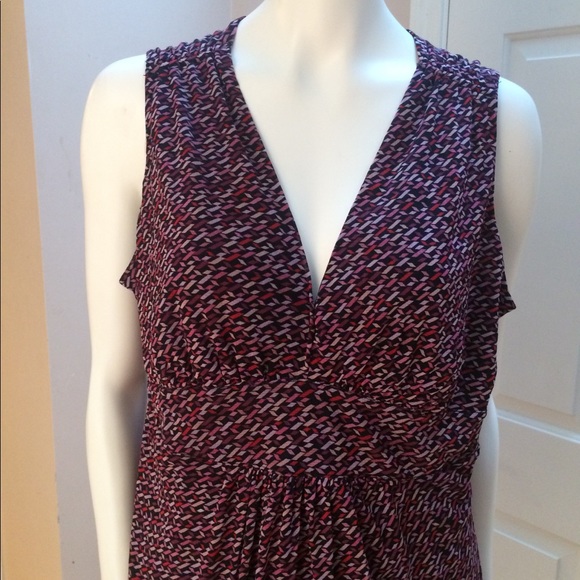 NY&Co Sleeveless long maroon v neck top - Picture 4 of 5