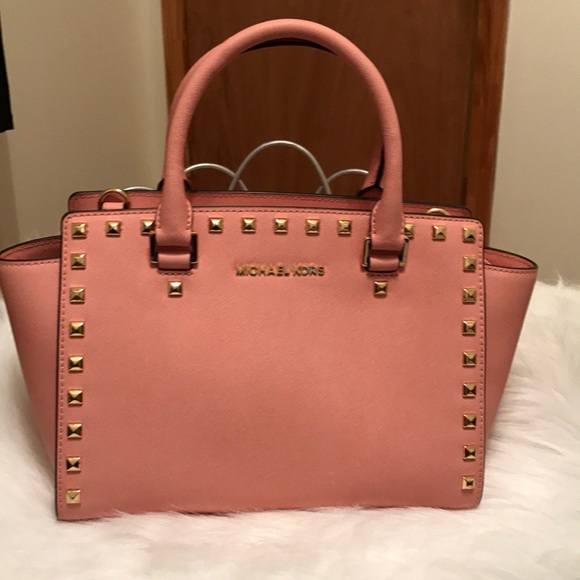 Michael Kors Handbags - Michael Kor's Medium Selma blush bag🌺🌷