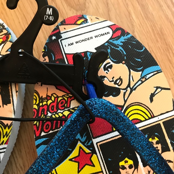 Wonder Woman flip flops - Picture 3 of 4