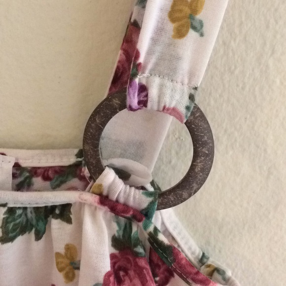 579 Adorable Floral Top Asymmetrical XS - Picture 2 of 4