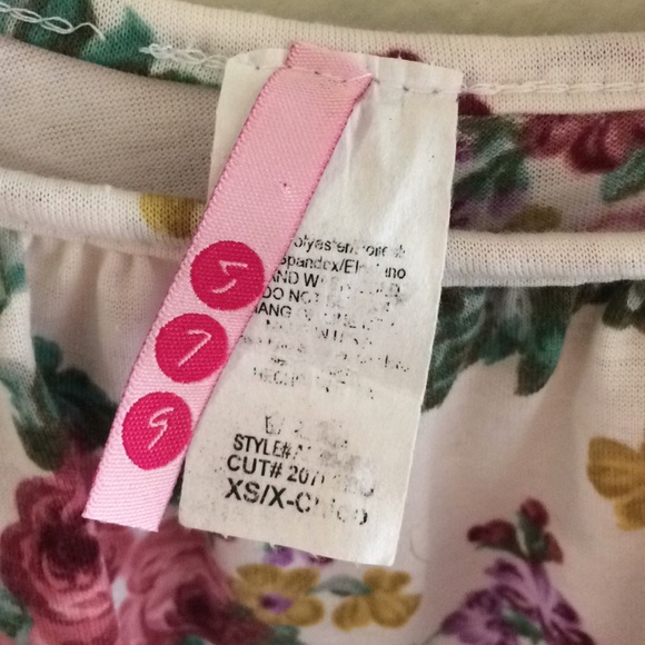 579 Adorable Floral Top Asymmetrical XS - Picture 3 of 4