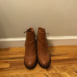Urban Outfitters Brown heeled boots / Size 8