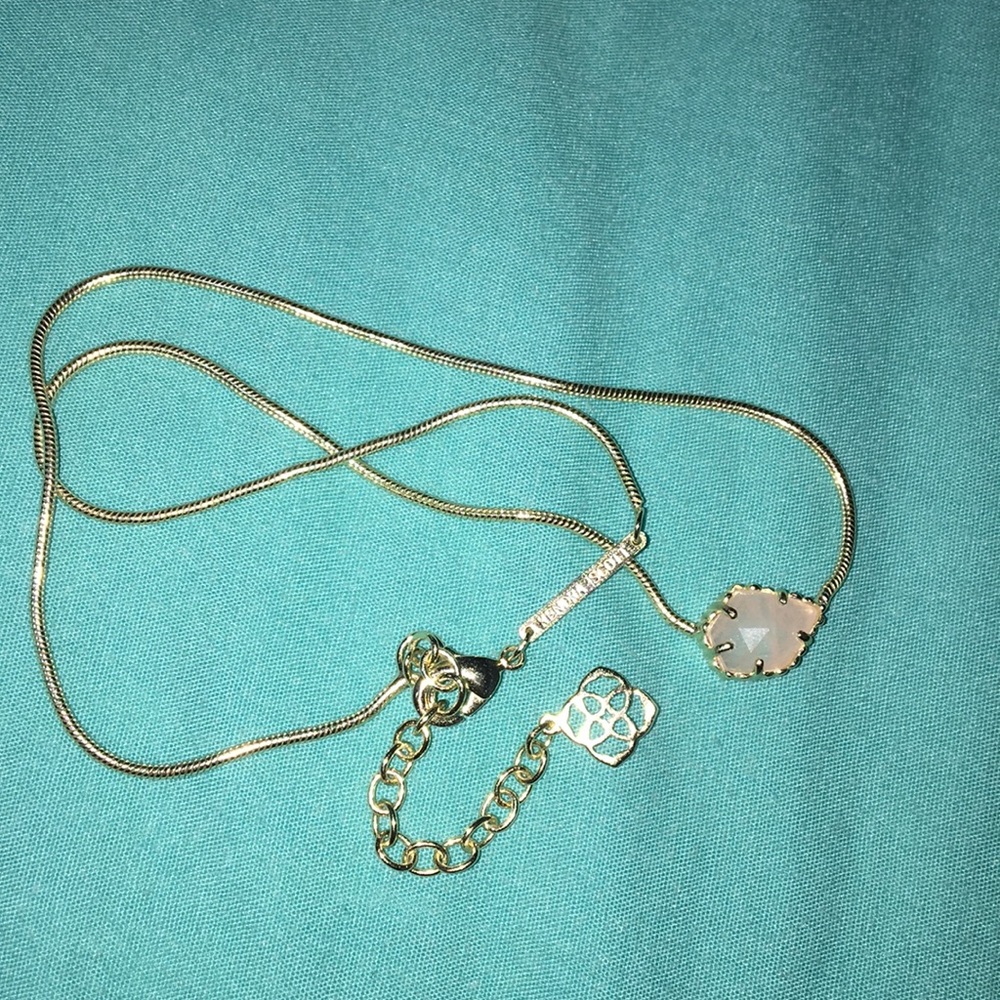 CLASSIC Kendra Scott necklace!