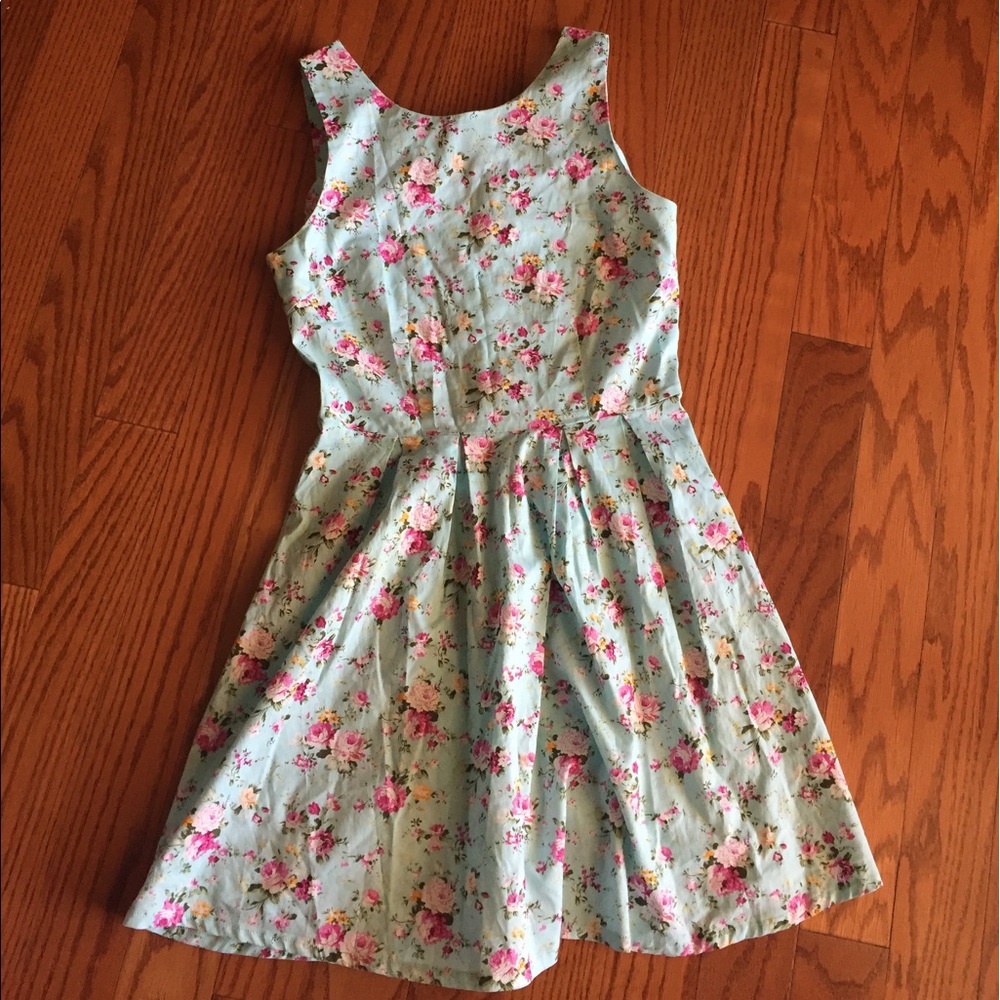 Kids size 16 dress ( junior small)