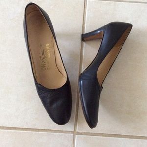 Salvatore Ferragamo - Vtg Navy Heels - 37.5N