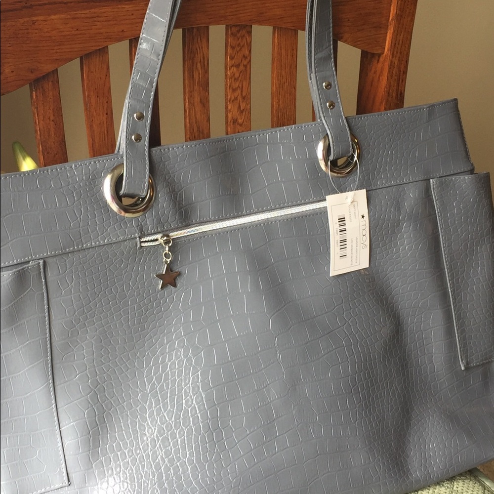 🌹SOLD 🌹NWT Macy's XL Grey Vinyl Croc Tote