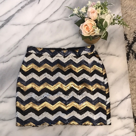 ⭐️Sequin zig zag mini skirt Gold black white S⭐️ - Picture 2 of 5