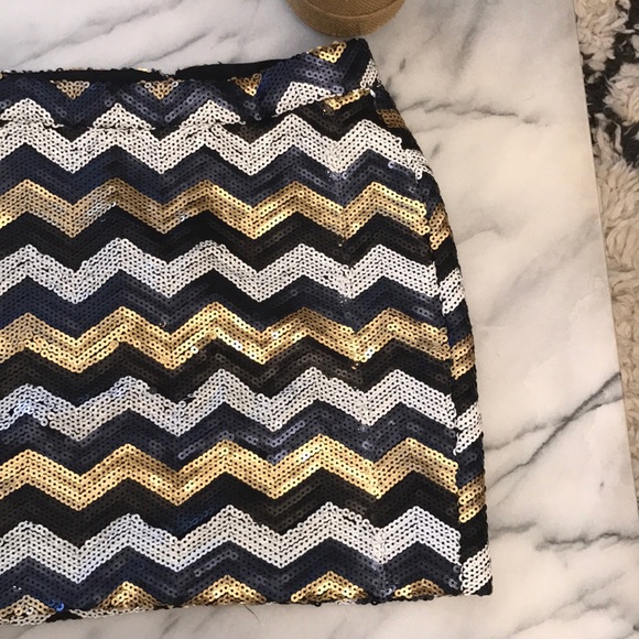 ⭐️Sequin zig zag mini skirt Gold black white S⭐️ - Picture 3 of 5