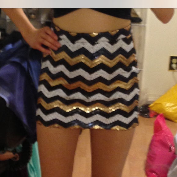 ⭐️Sequin zig zag mini skirt Gold black white S⭐️ - Picture 5 of 5