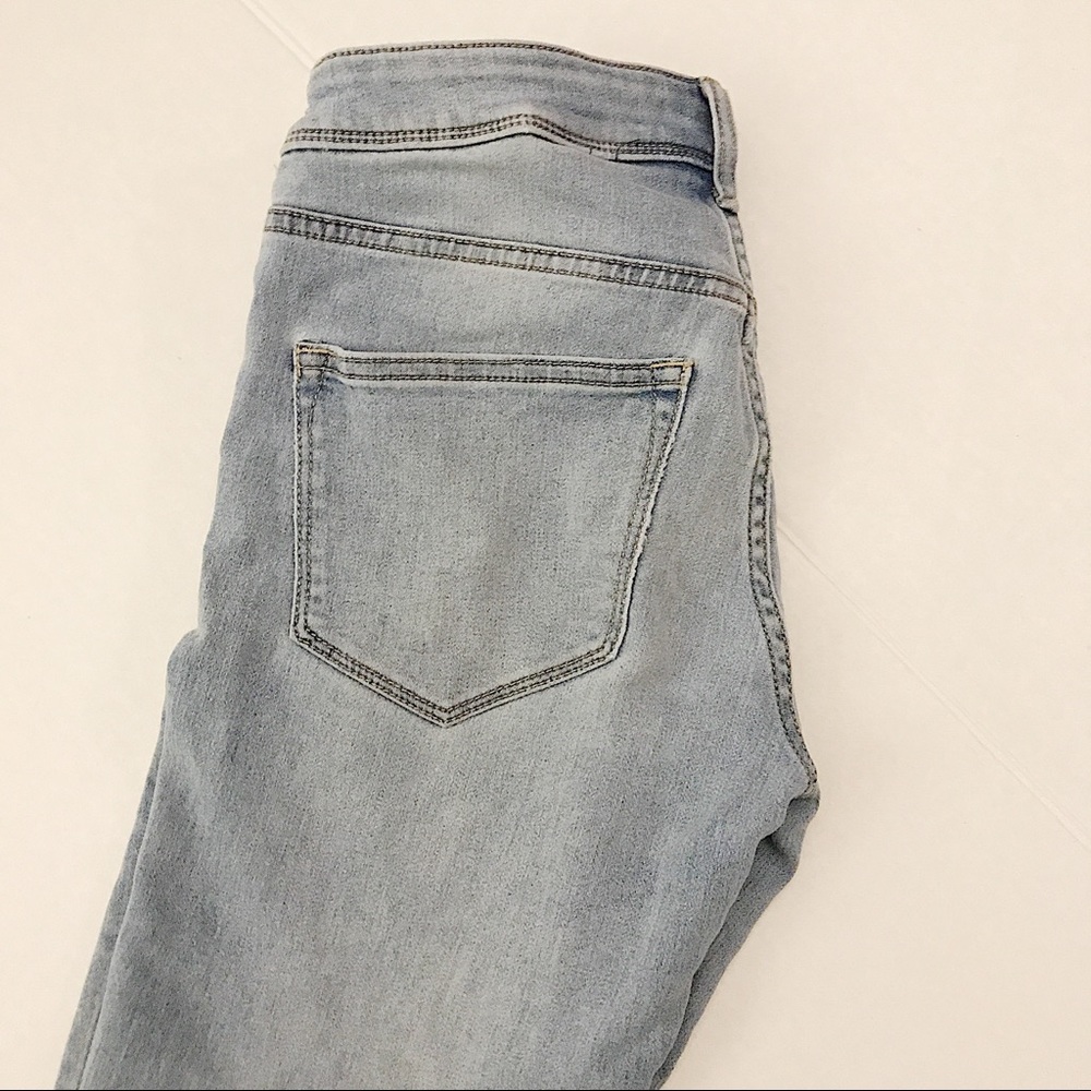 FLATTERING LIGHT WASH JEANS - Picture 3 of 8