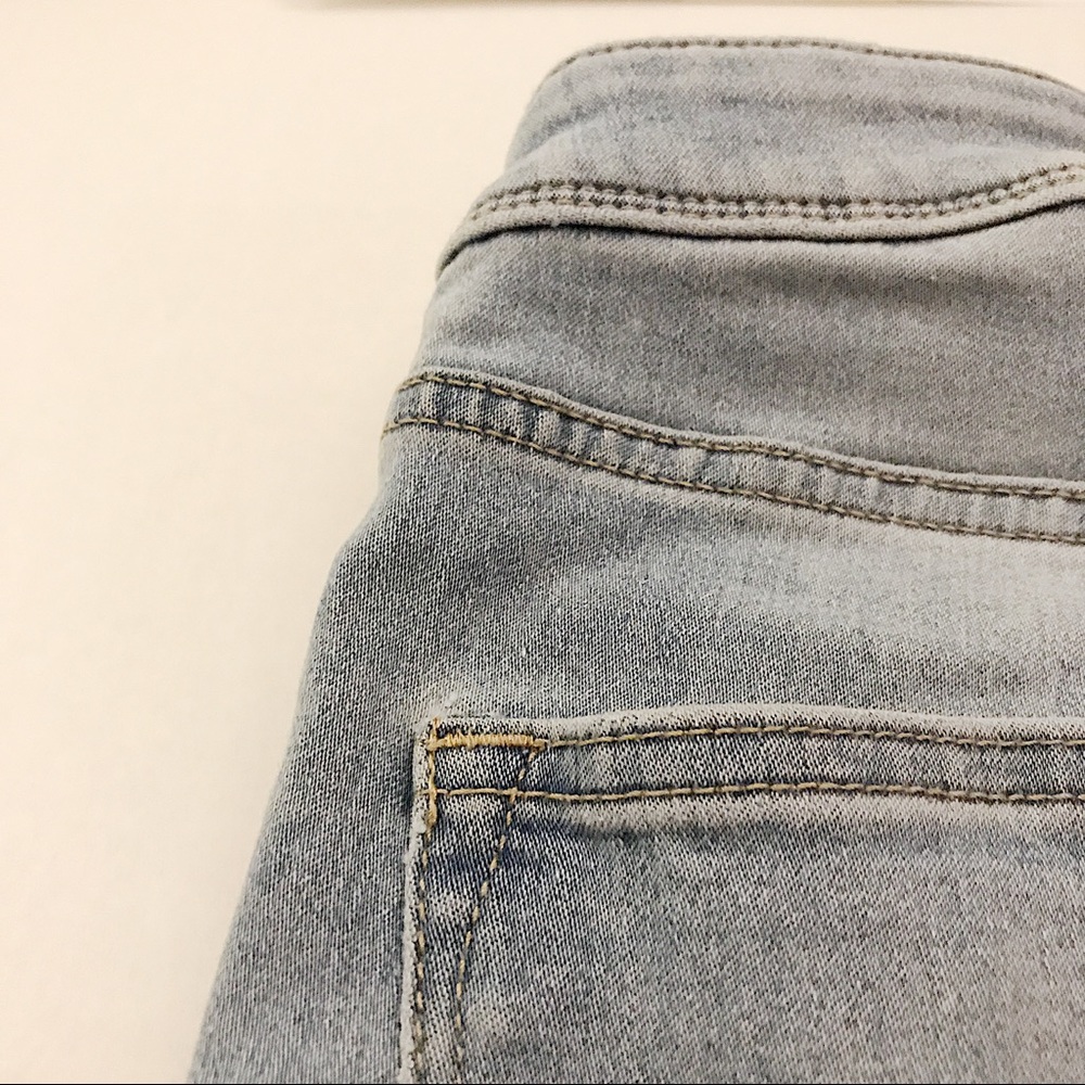 FLATTERING LIGHT WASH JEANS - Picture 6 of 8