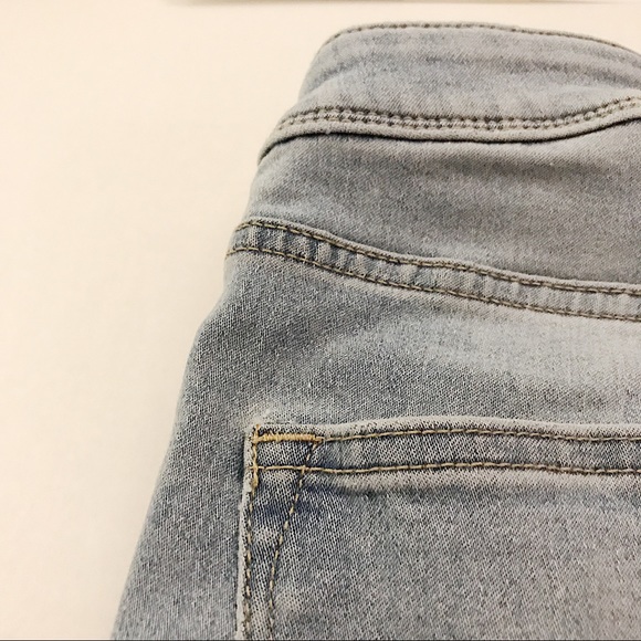 FLATTERING LIGHT WASH JEANS - Picture 6 of 8