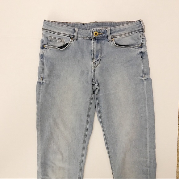 FLATTERING LIGHT WASH JEANS - Picture 4 of 8