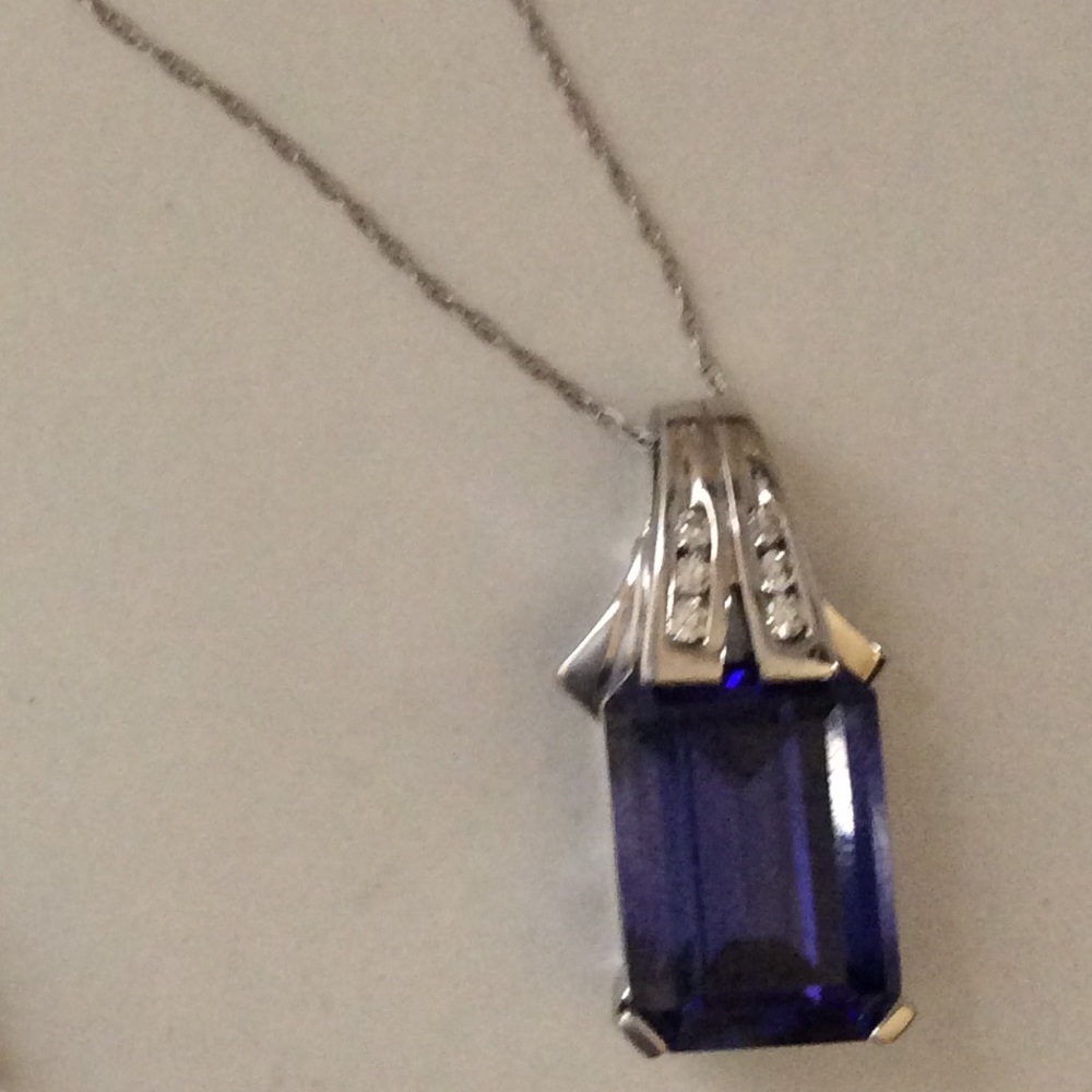 White gold pendant necklace