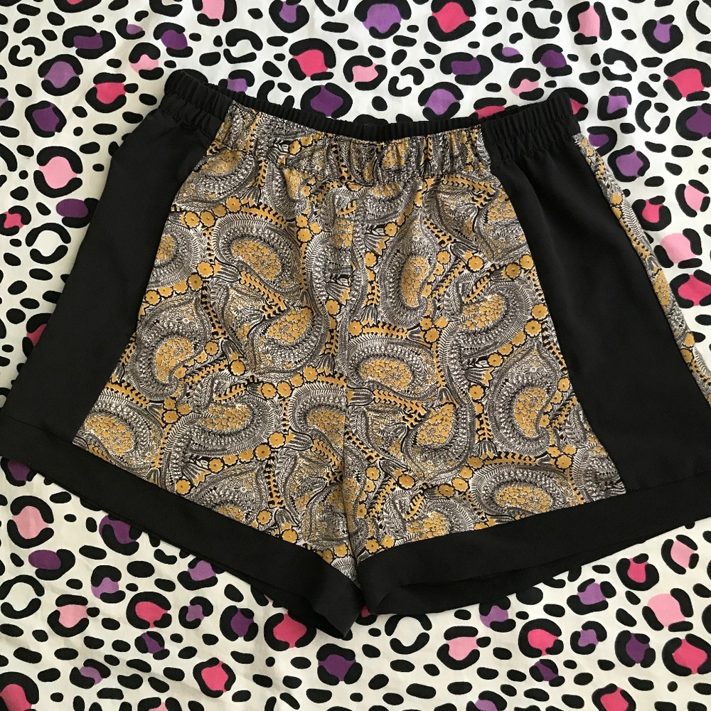 Very cute woven shorts