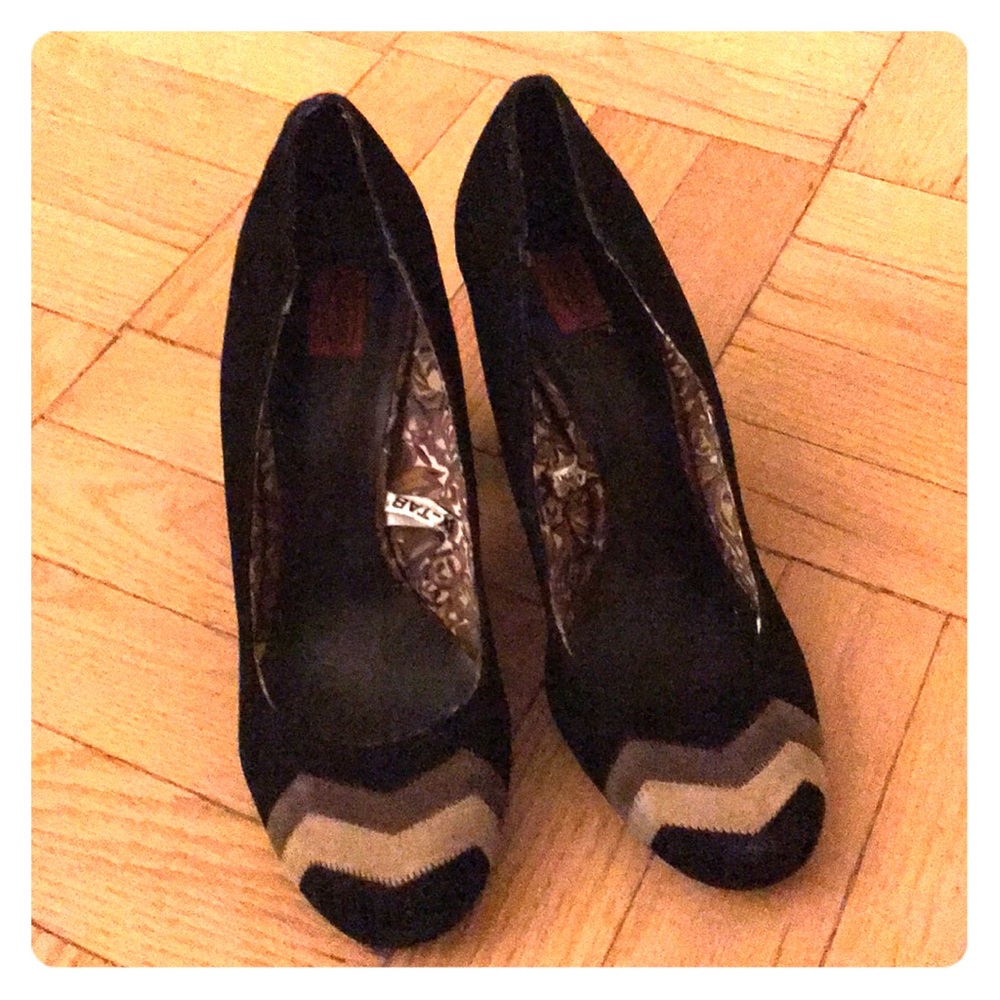 Suede pumps size 9