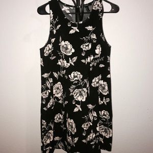 Black & Ivory floral dress. 👗
