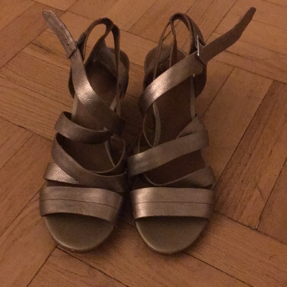 Size 9 off gold los heel