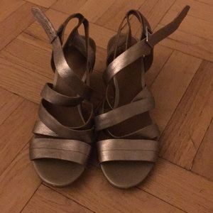 Size 9 off gold los heel