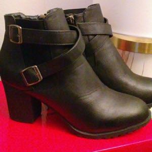 Black bucket ankle boot