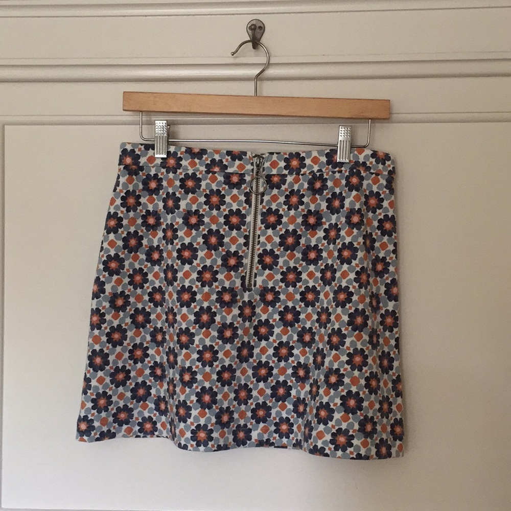 Short Patterned Zip-up Skirt