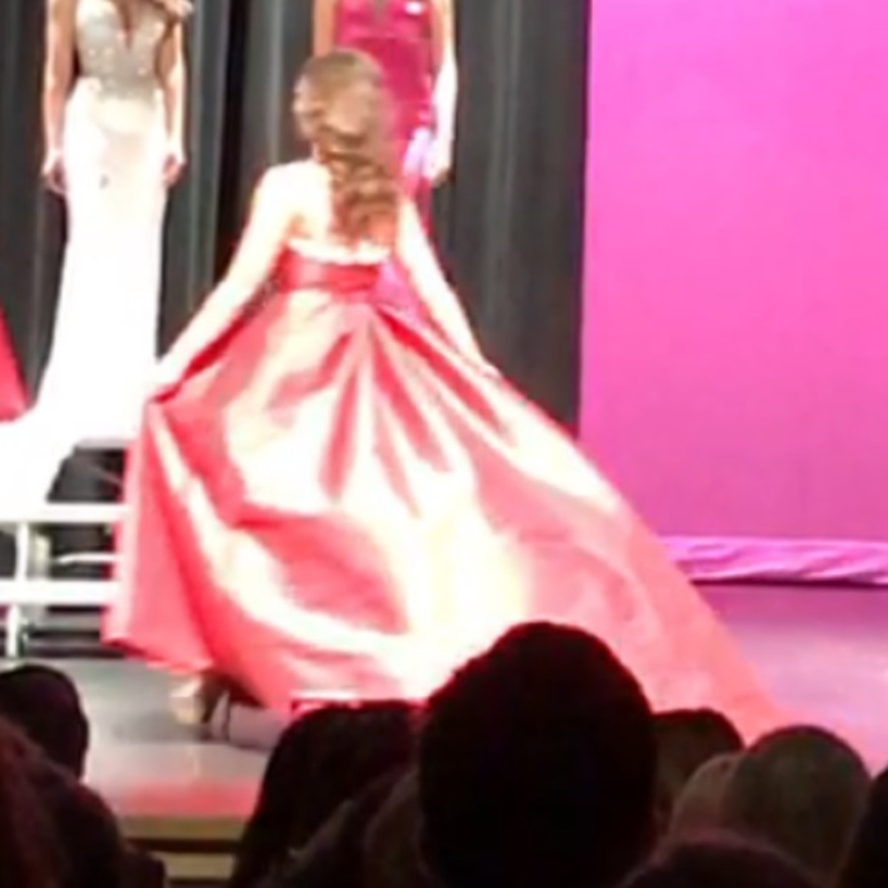 Custom-made Red evening gown for Prom or Pageant - Picture 2 of 6