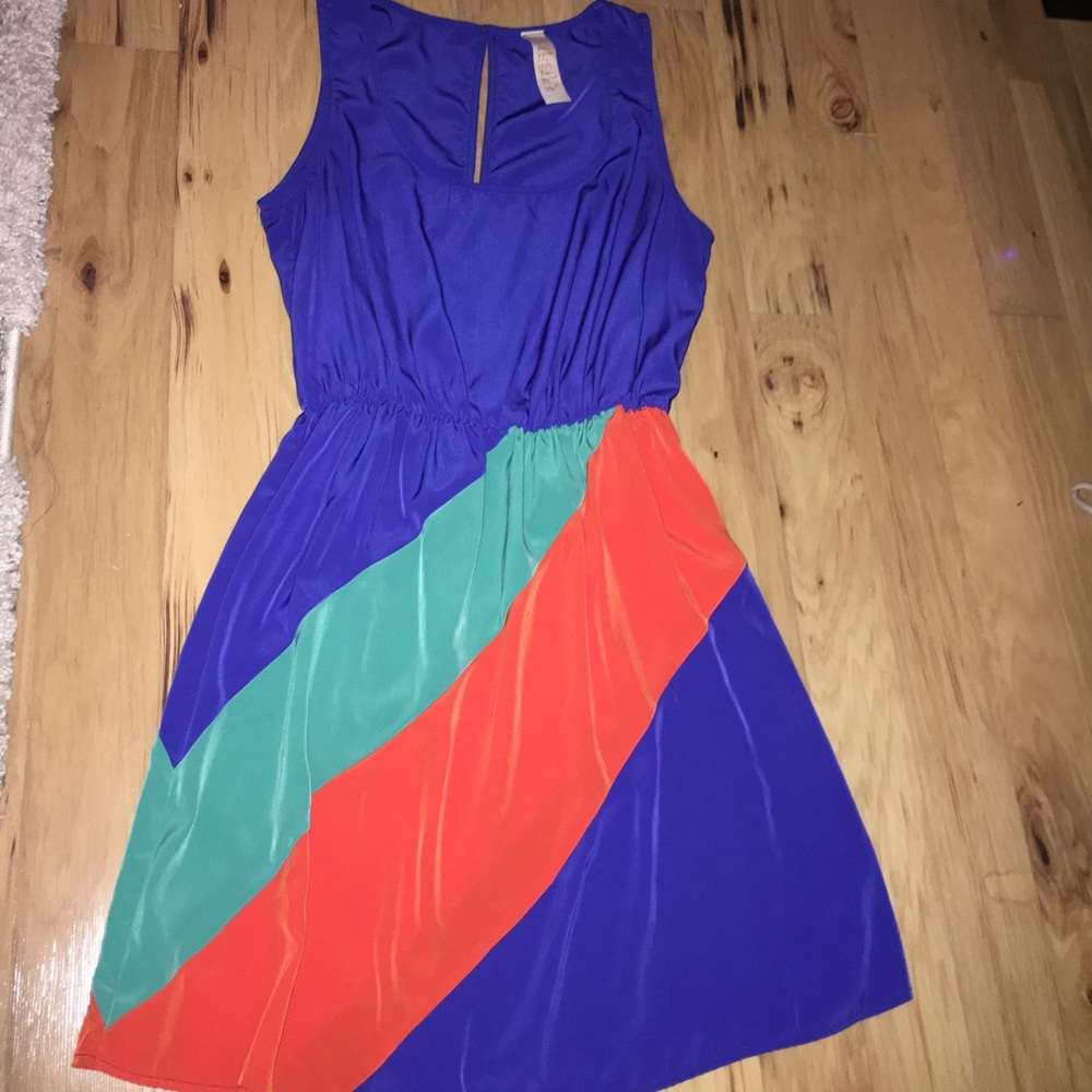 Scoop neck, open back casual Lulu's dress