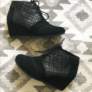 TOMS | Desert Wedge Black Suede Metallic