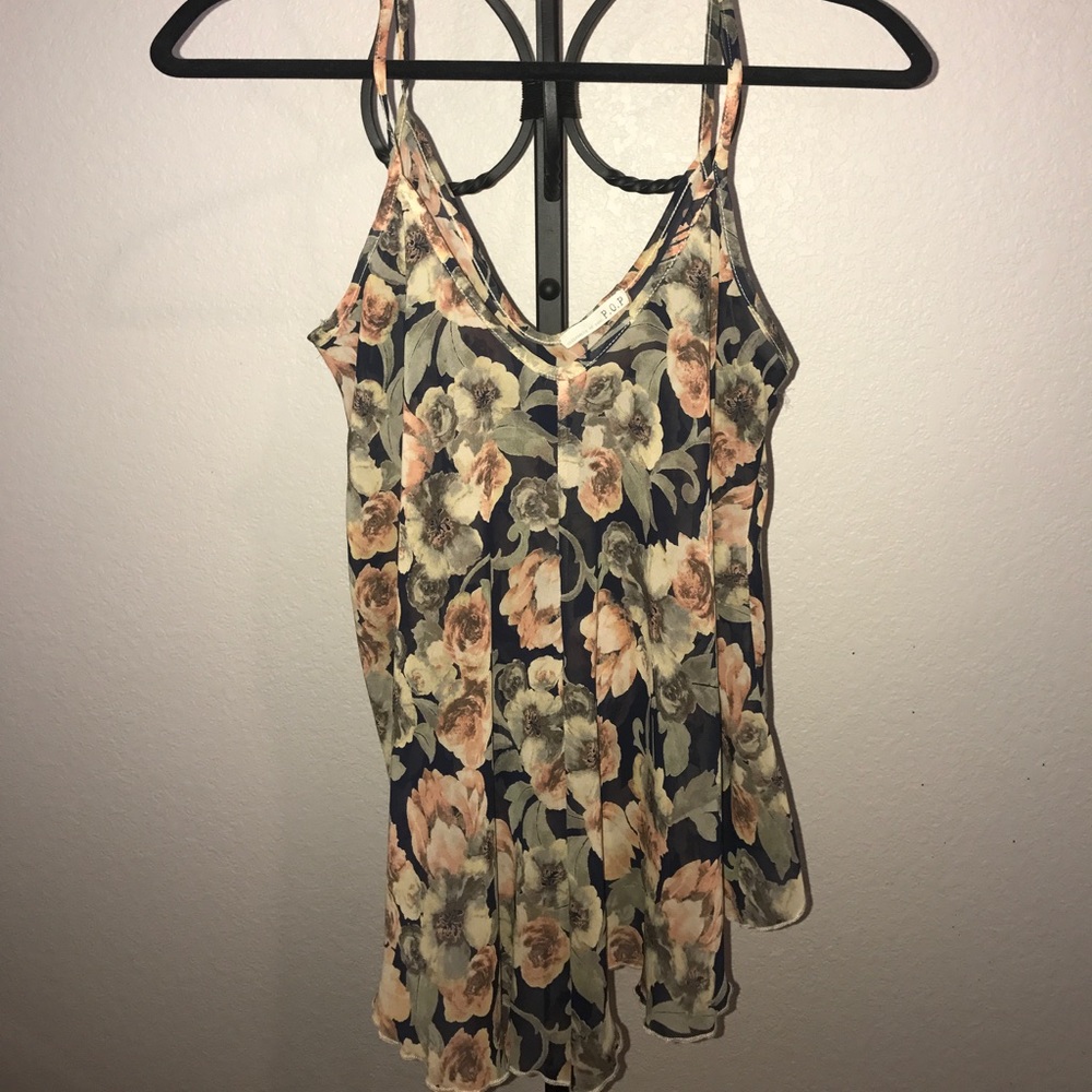 Floral tank top! 🌻🌸😍 M/L size.