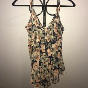 Floral tank top! 🌻🌸😍 M/L size.