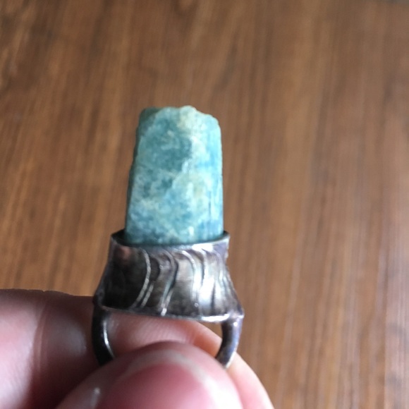 "Delphinus" Raw Aquamarine Necklace - Picture 4 of 4