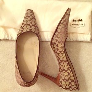 Coach signature print pumps 8.5
