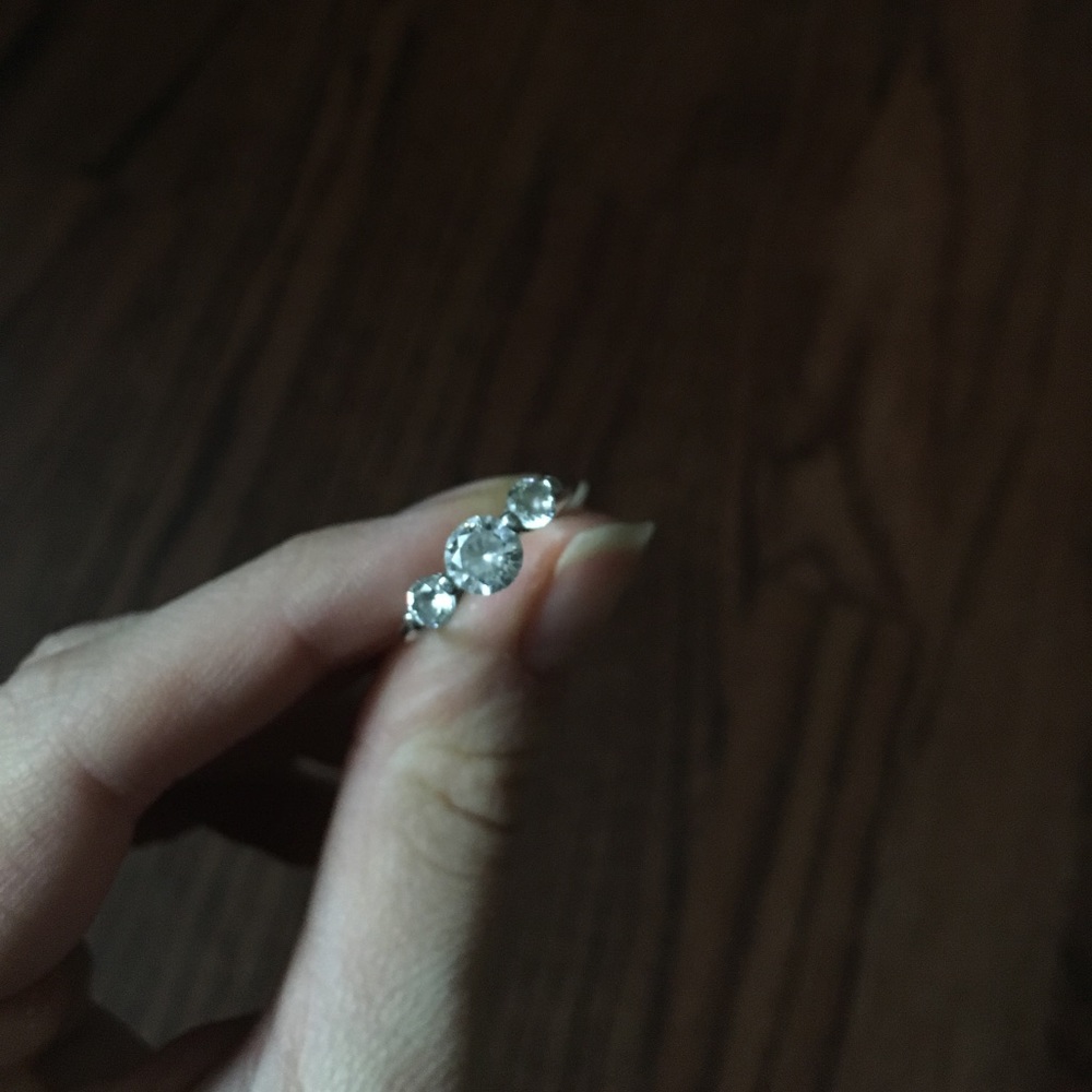 Size 8 ring - Picture 2 of 3