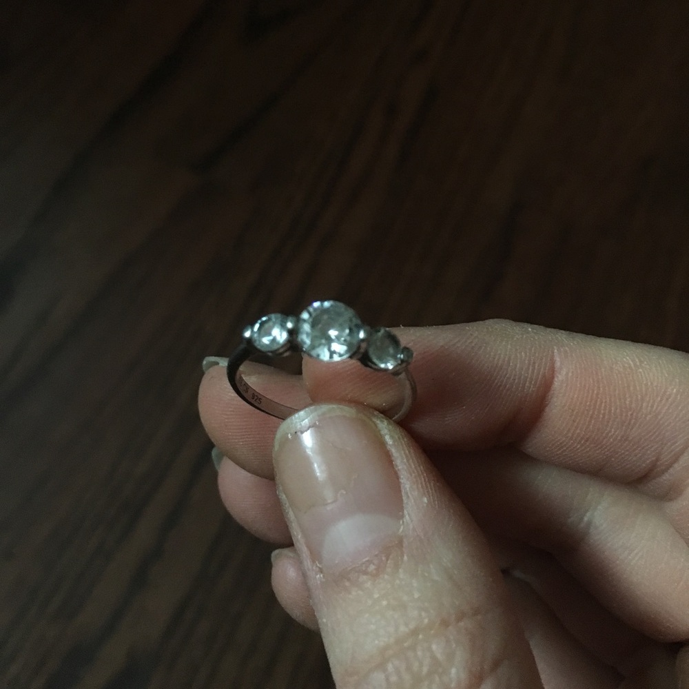 Size 8 ring - Picture 3 of 3