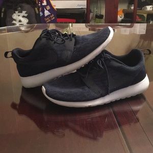 👟 Nike Roshe Run (Size 10)
