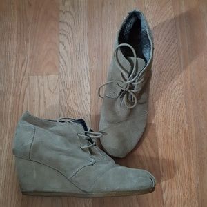 Tom's wedge booties size 9 tan