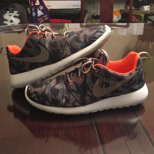 👟 Nike Roshe Run (Size 10)