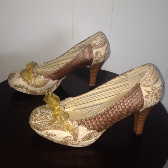 Adorable unique gold and white heels - Picture 2 of 3