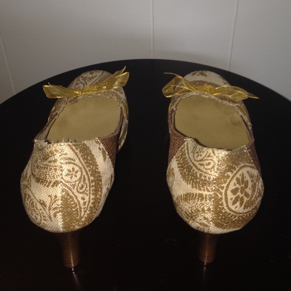 Adorable unique gold and white heels - Picture 3 of 3