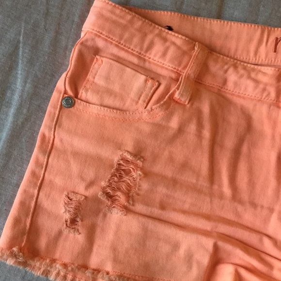 Short shorts - Picture 2 of 4