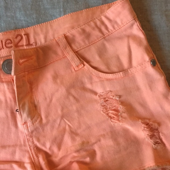 Short shorts - Picture 3 of 4