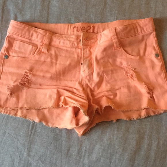 Short shorts - Picture 4 of 4