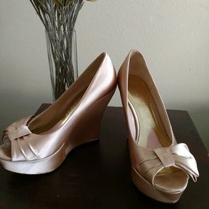 Champagne Satin wedge size 8👠