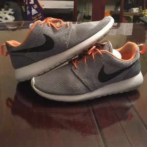 👟 Nike Roshe Run (Size 10)