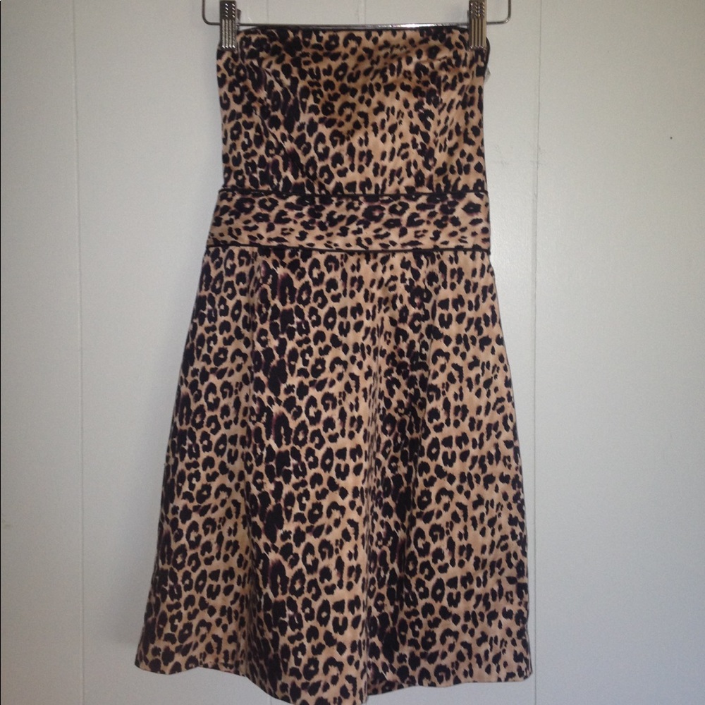 Bold sleeveless leopard print dress