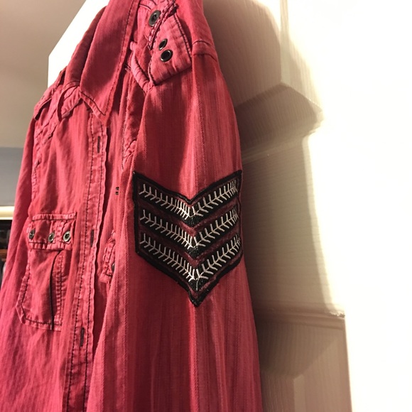 Red button up Roar shirt from Buckle - Picture 3 of 8