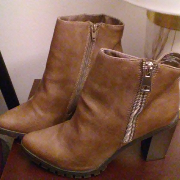 *On trend* Pointed toe ankle boot. - Picture 1 of 4