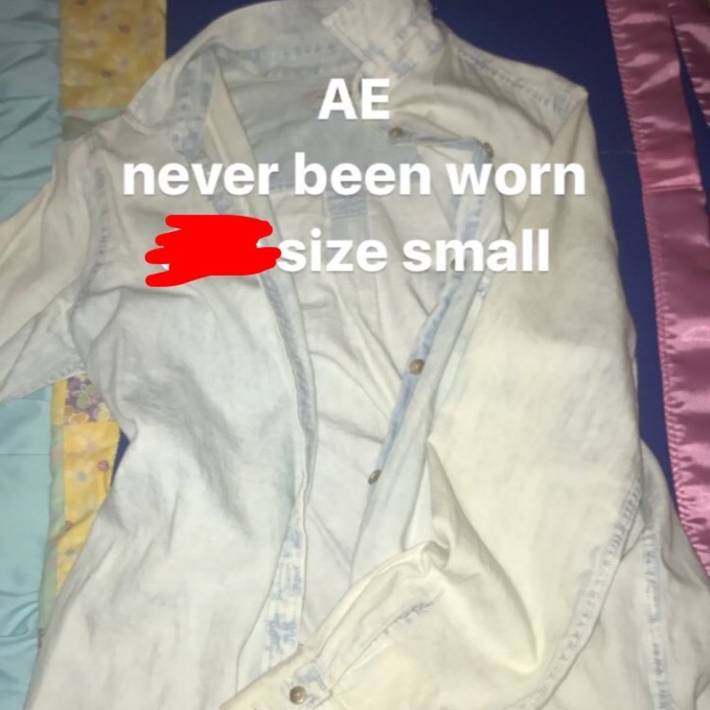 American Eagle Button Down top