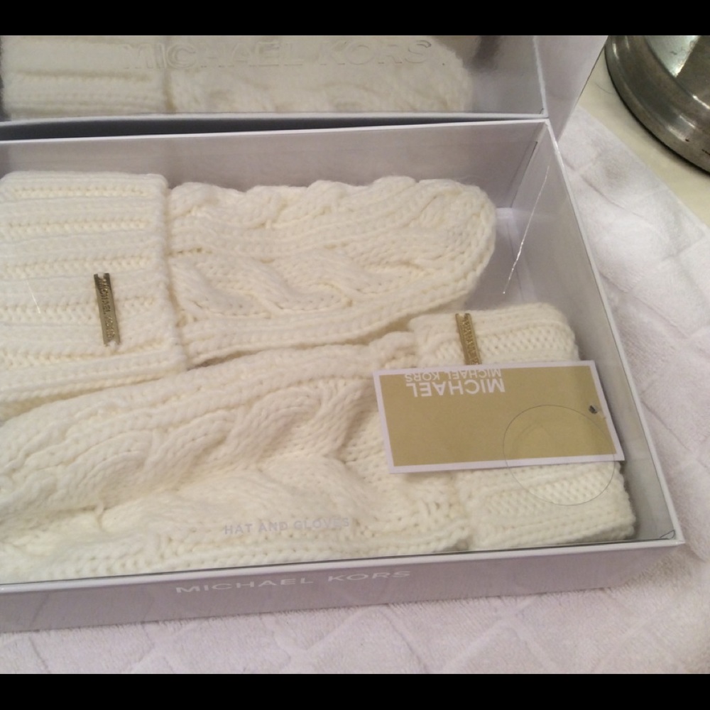 Reduced Luxury Hat/Mitten Set - Picture 1 of 3