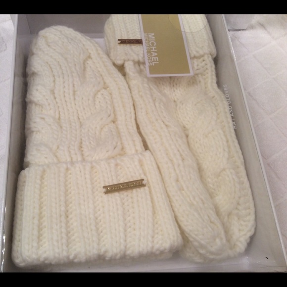 Reduced Luxury Hat/Mitten Set - Picture 2 of 3